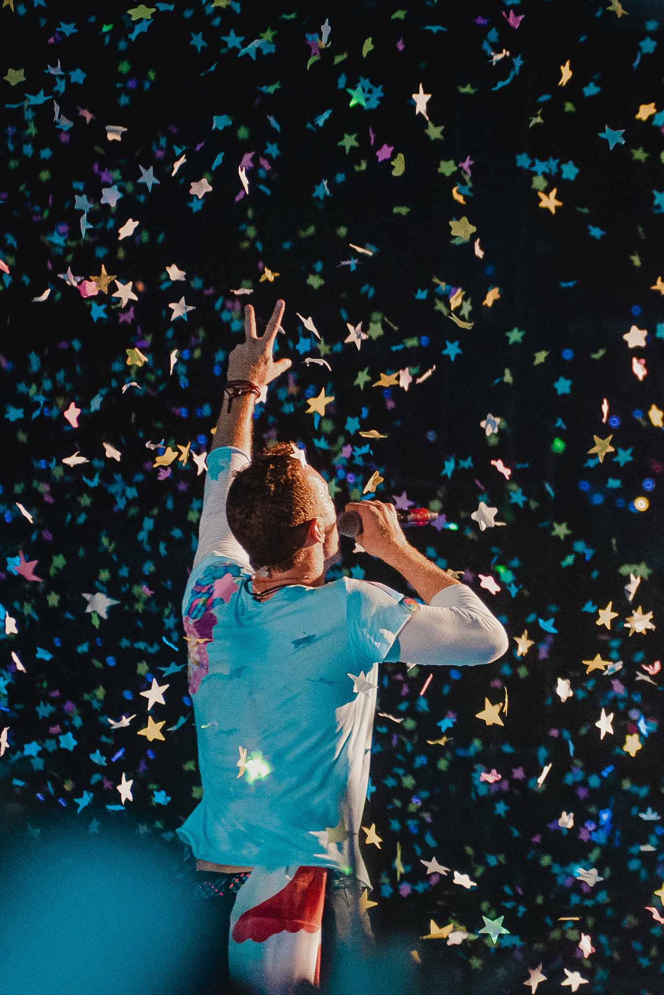 Chris Martin of Coldplay. Photo by @high_iso Hafiyyan Faza. Music Photographer | Concert Photographer. Southeast Asia, Jakarta, Indonesia.